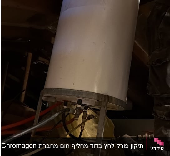 דוד שמש מותקן בעליית גג עם צינורות חיבור
